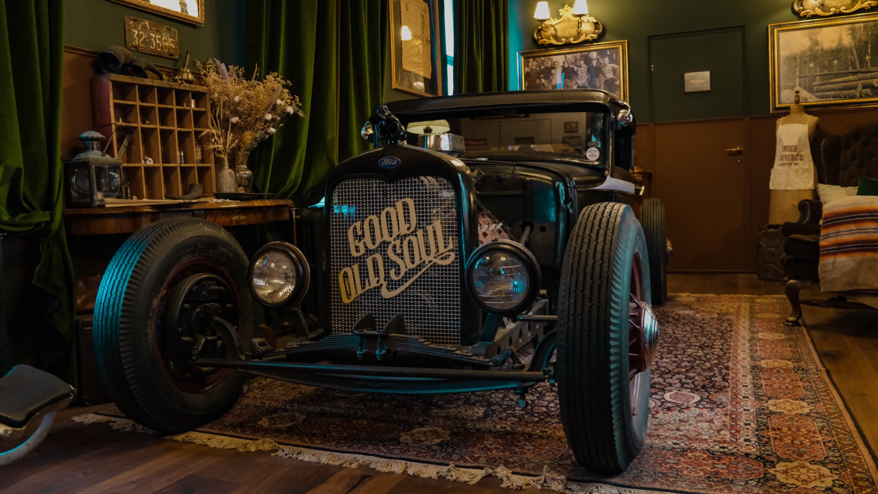 Otto, der klassische Ford Model A Hot Rod mit Good-Old-Soul-Schriftzug im Barbershop